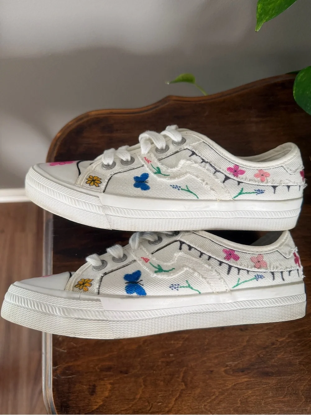 Salt & Seas Whimsical Floral & Butterfly Canvas Sneakers for Women. Size 7